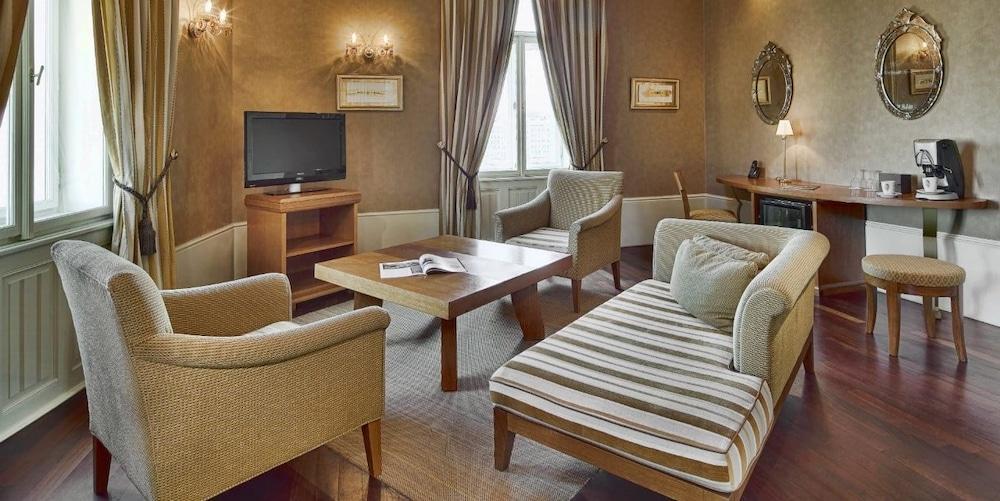 Mamaison Hotel Riverside Prága Kültér fotó A suite at the hotel