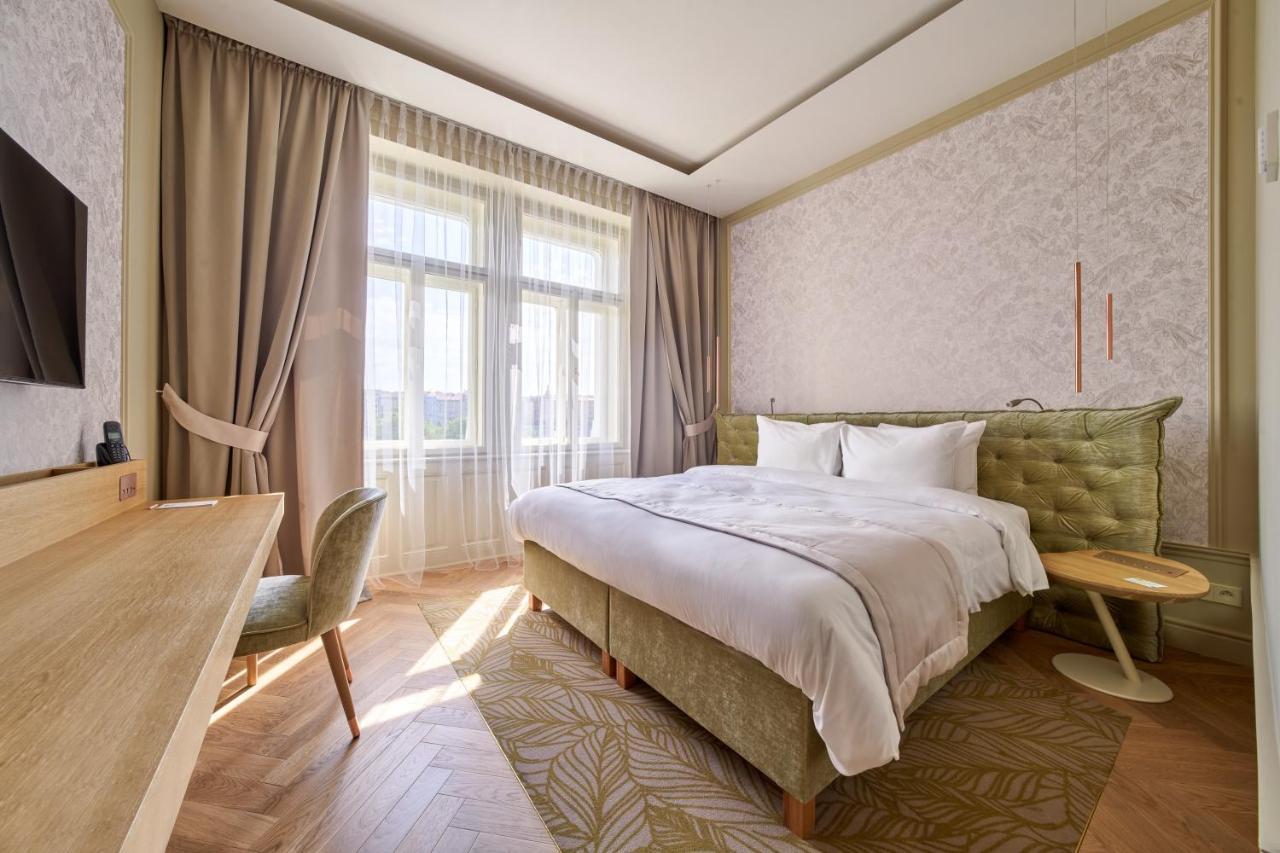 Mamaison Hotel Riverside Prága Kültér fotó A room at the hotel