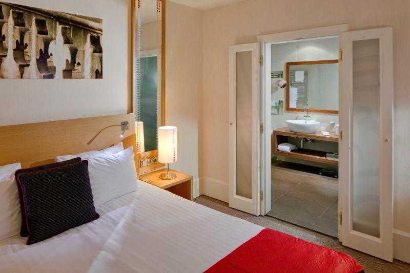Mamaison Hotel Riverside Prága Kültér fotó A bedroom at the hotel