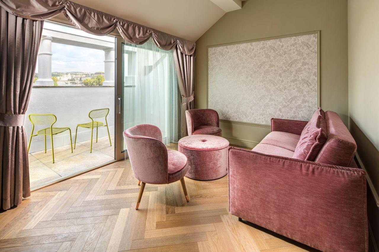 Mamaison Hotel Riverside Prága Kültér fotó A suite at the hotel